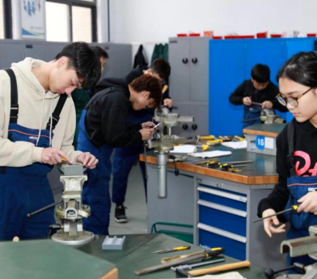 关键技能打破研究成果融入课程教育带着学生到研制一线解说案例