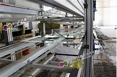 第二我们用手掌的部分在上面放上一个面洁布